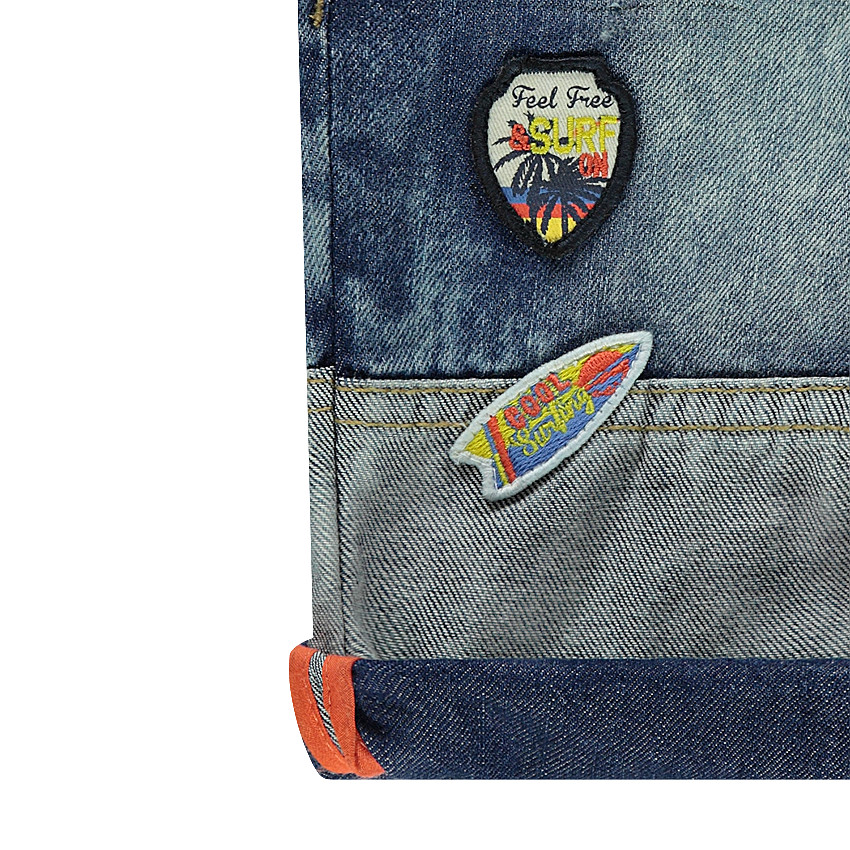 Bermuda en jeans effet used avec badges patchés et découpes 