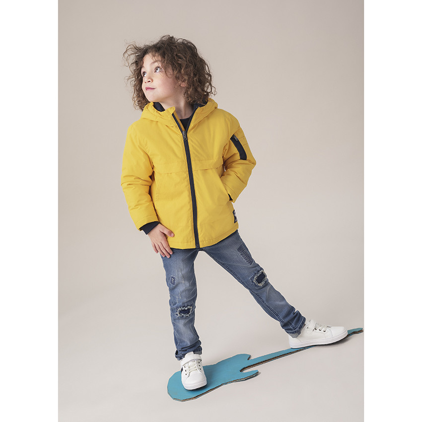 Jean effet used à trous et ceinture repositionnable 