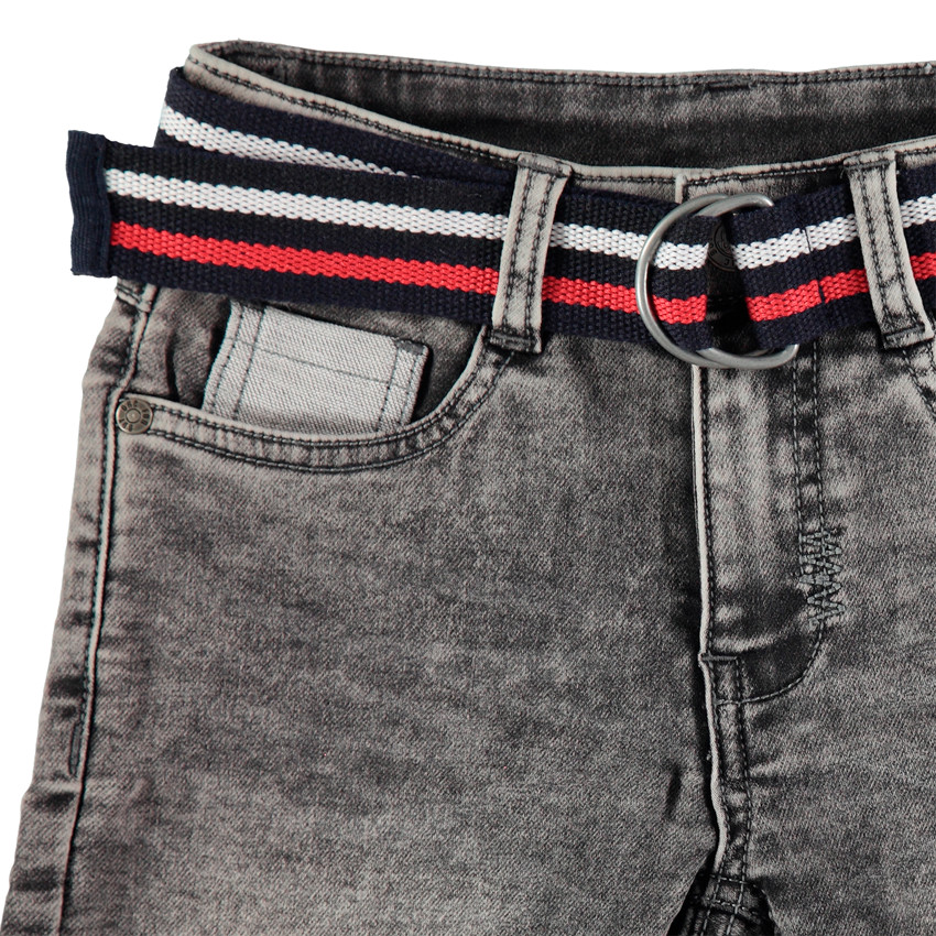 Bermuda en molleton effet jean avec ceinture rayée et personnage brodé 