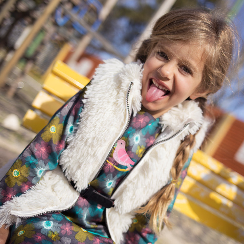 Gilet sans manches en fausse fourure avec ceinture amovible et broderies 