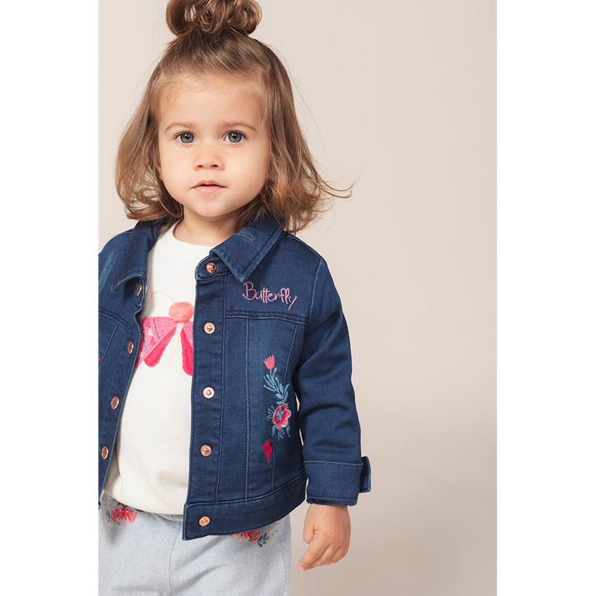 Pull en tricot fin à emmanchures volantées et papillon brodé 