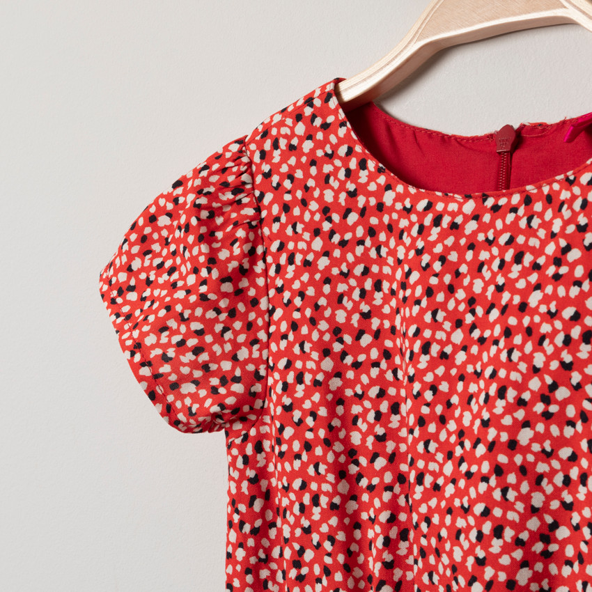 Robe manches courtes à pois all-over et élastique brillant 