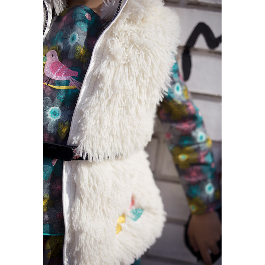 Gilet sans manches en fausse fourure avec ceinture amovible et broderies 