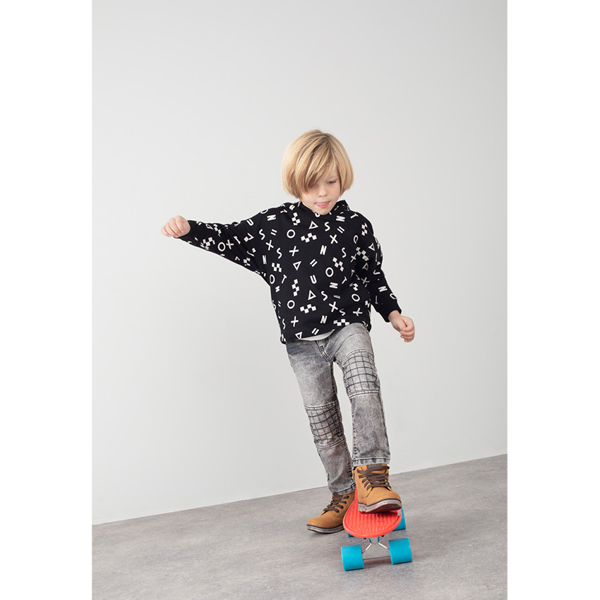 Jeans effet used avec jeux de surpiqûres et découpes 