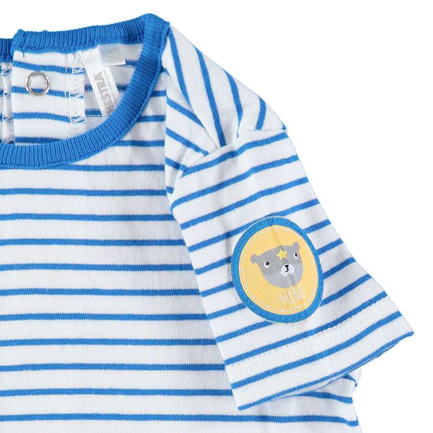 Ensemble avec salopette en chambray et tee-shirt rayé all-over 