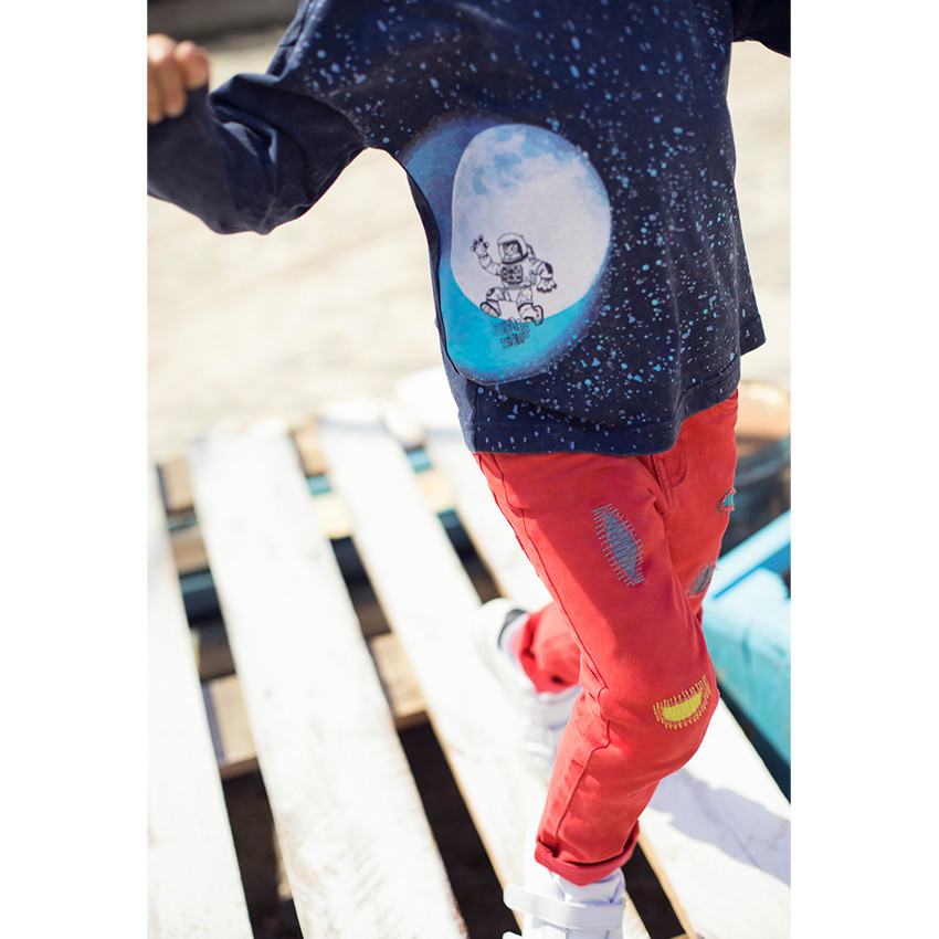 Pantalon rouge avec déchirures fantaisie 