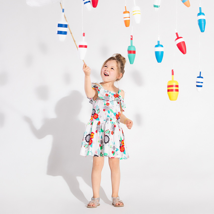 Robe volantée à épaules ajourées avec fleurs imprimées all-over 