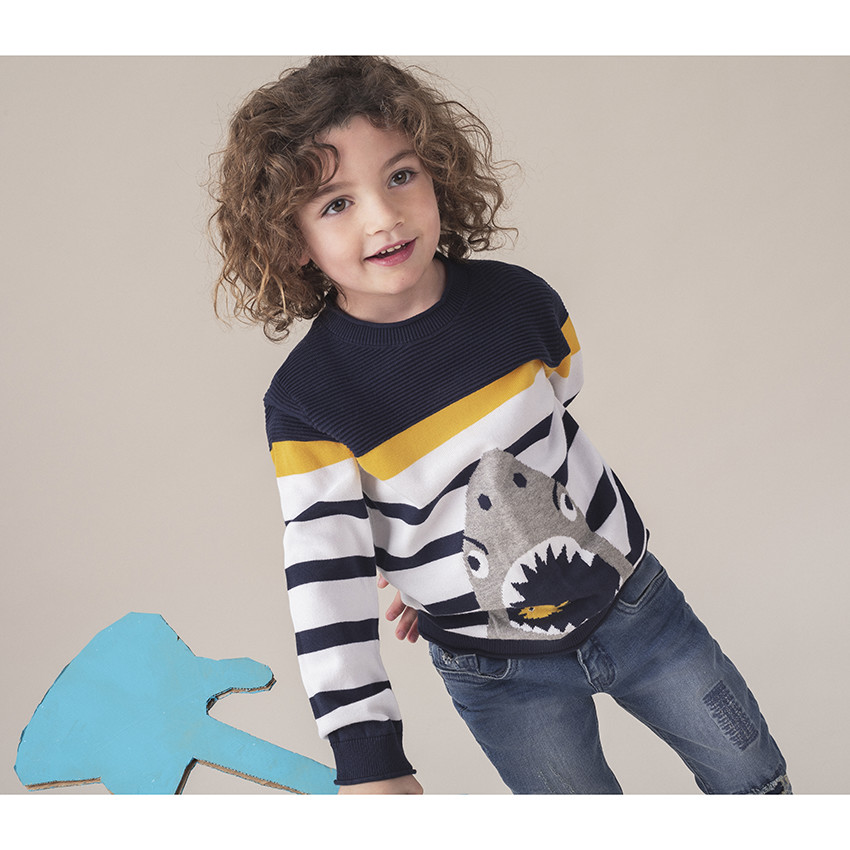 Jean effet used à trous et ceinture repositionnable 