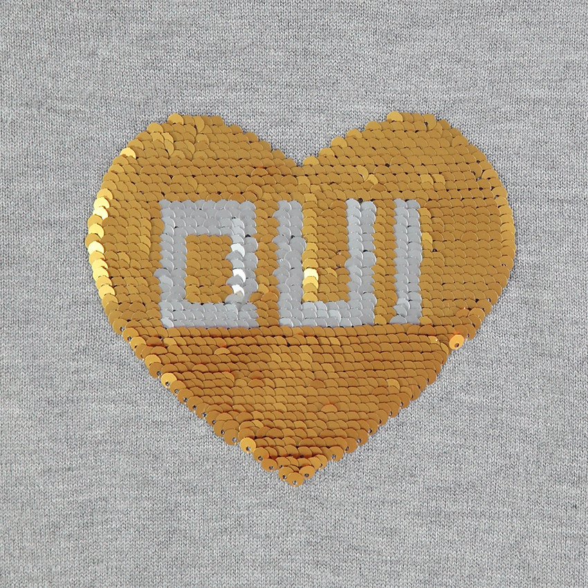 Pull en tricot gris chiné avec coeur en sequins magiques 