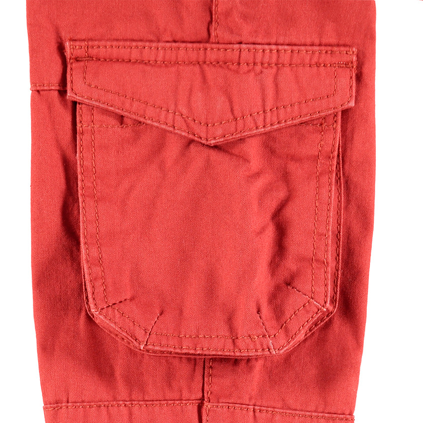 Pantalon cargo en toile rouge avec poches à rabat 