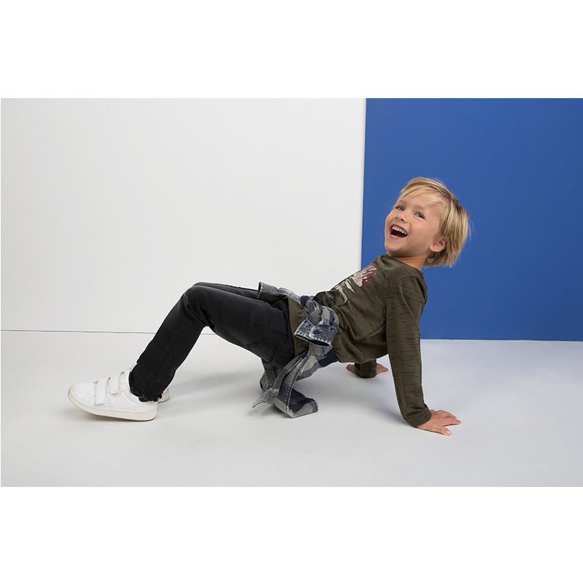 Jeans effet used et crinkle avec déchirures fantaisie 