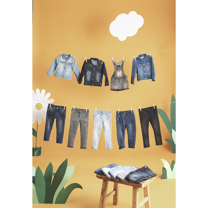 Jeans effet used et crinkle avec fantaisies sur les jambes 