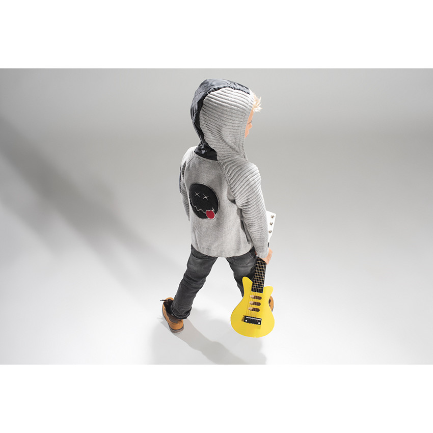 Jeans effet used doublé jersey avec badges brodés 