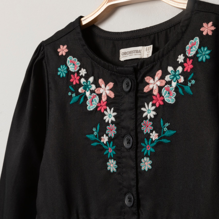Robe manches longues noire à broderies florales 