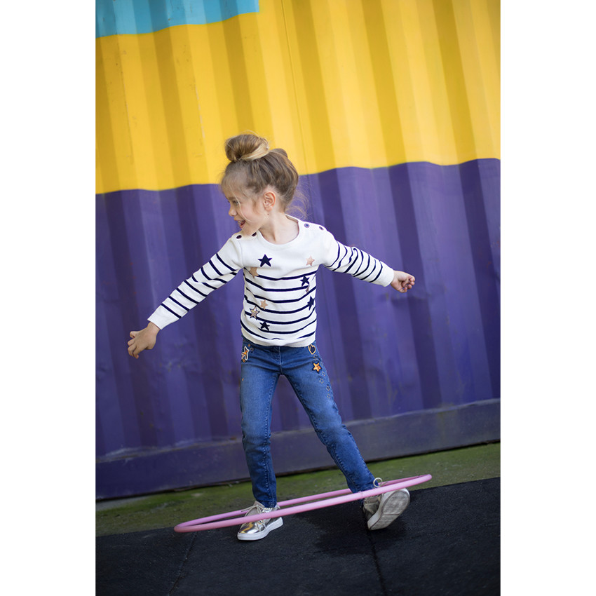 Pull en tricot style marinière avec étoiles en jacquard et paillettes 