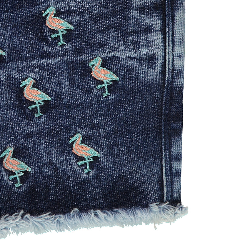 Short en jeans effet used avec flamants roses brodés 
