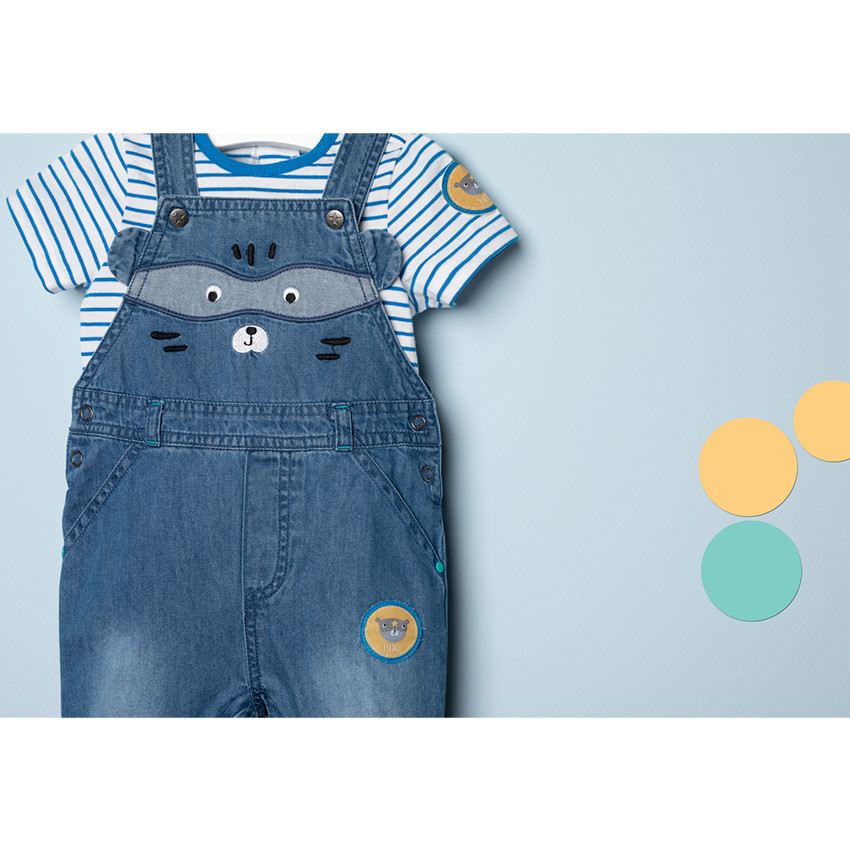 Ensemble avec salopette en chambray et tee-shirt rayé all-over 