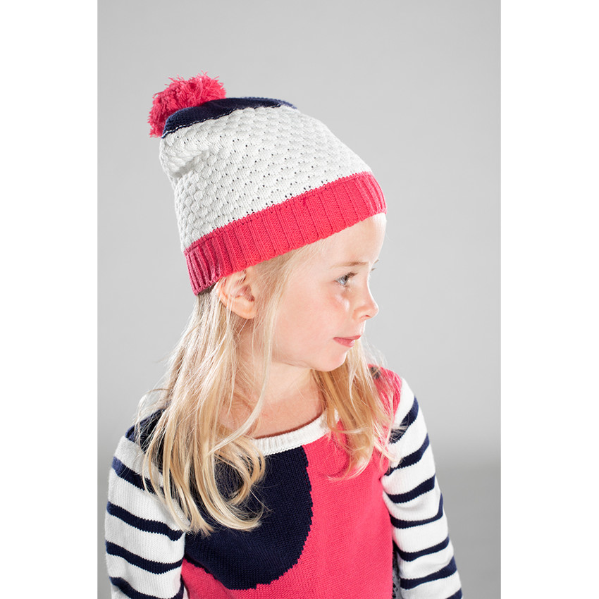 Bonnet en tricot avec pompon rose 