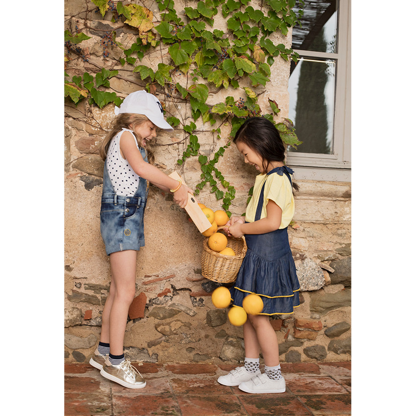 Robe salopette volantée en chambray avec galons à pompons 