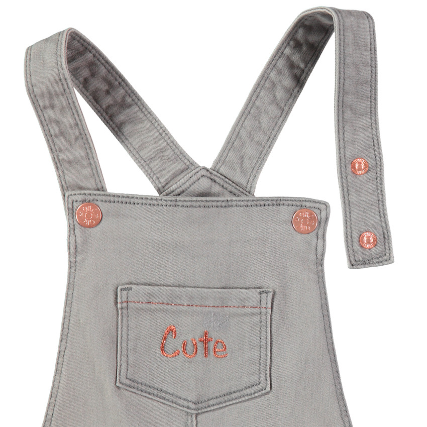 Salopette short en jeans à badges et broderies  