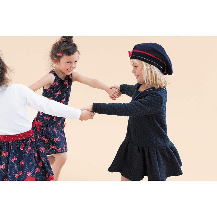 Béret en tricot avec noeud et pompon 