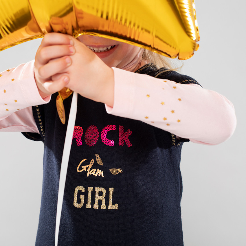 Robe manches courtes en tricot avec message brillant brodé sur le devant 