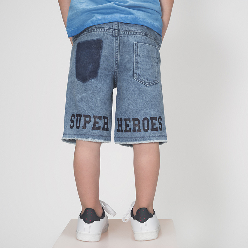 Bermuda en jeans effet crinkle avec texte printé au dos 