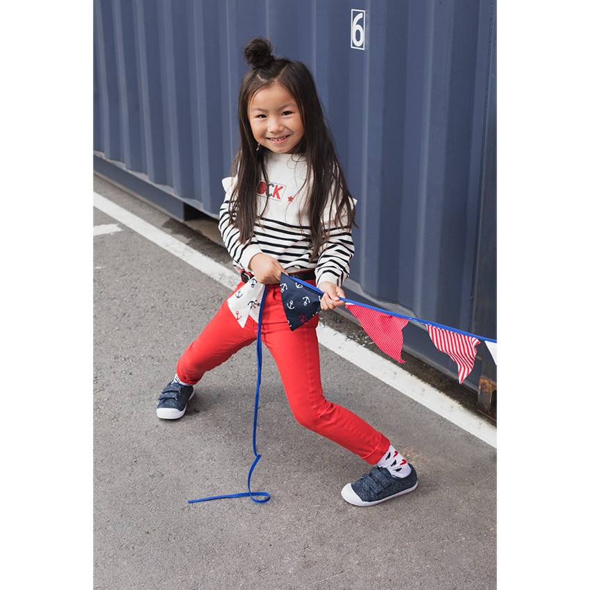 Pull en tricot avec rayures contrastées et emmanchures volantées 