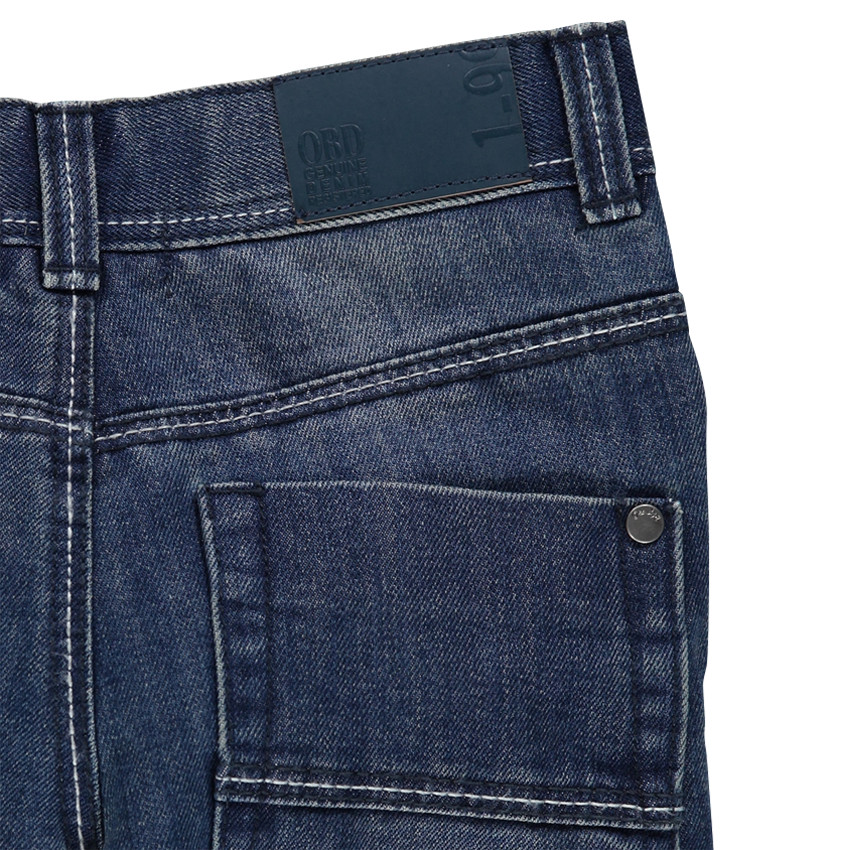 Jeans droit et surpiqûres 