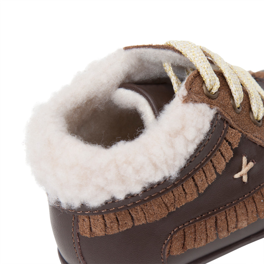 Bottillons en cuir fourrés avec franges pailletées  