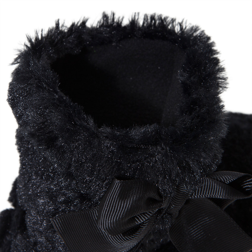 Chaussons noirs forme bottines en fausse fourrure avec noeud 
