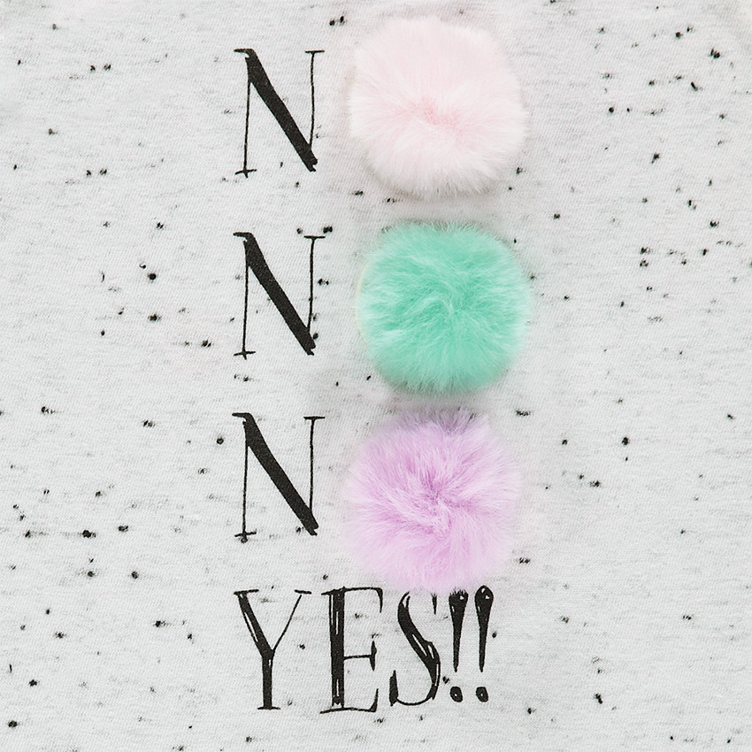 Tunique en maille effet neps avec inscription et pompons sur le devant 