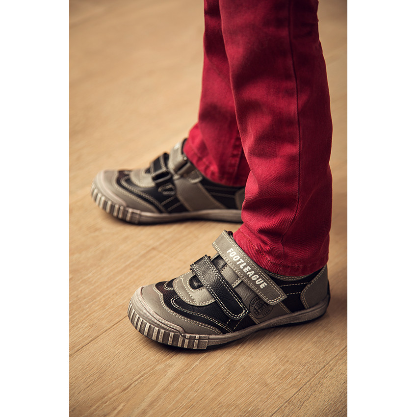 Baskets basses à scratchs aspect cuir 