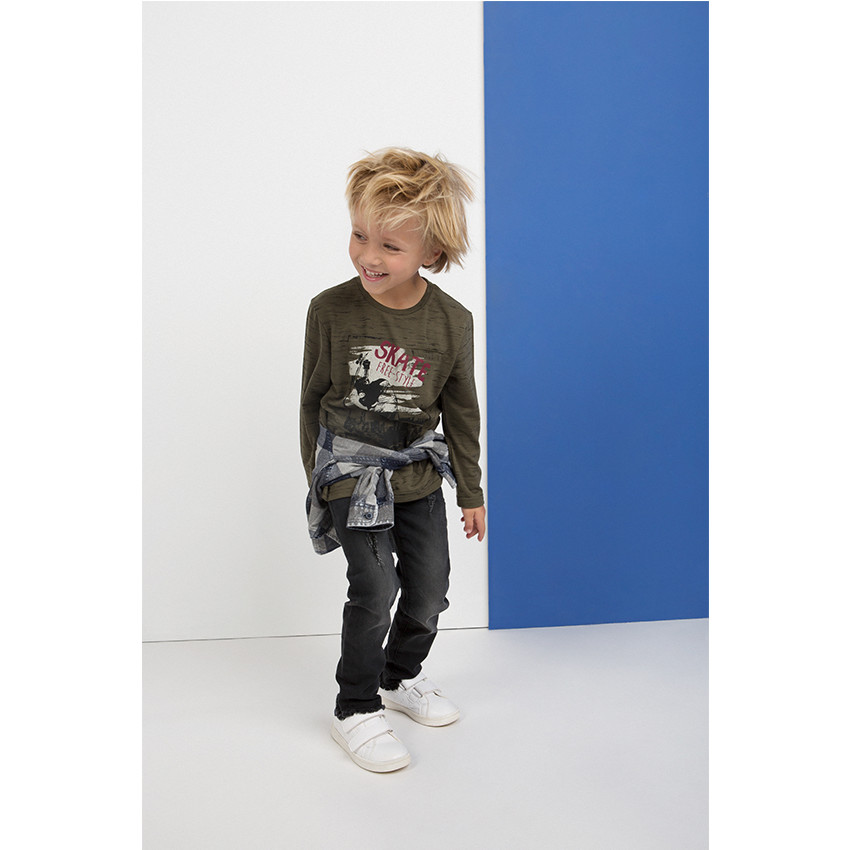 Jeans effet used et crinkle avec déchirures fantaisie 