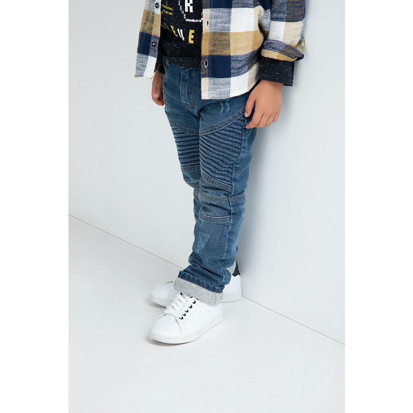 Jeans effet used et crinkle doublé jersey avec jeux de découpes 