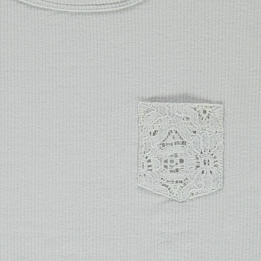 Tee-shirt manches courtes à côtes forme boîte et poche dentelle 