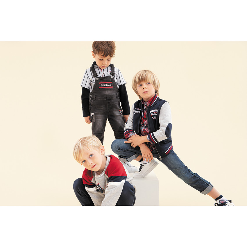 Salopette en jean effet used et crinkle avec prints et badges 