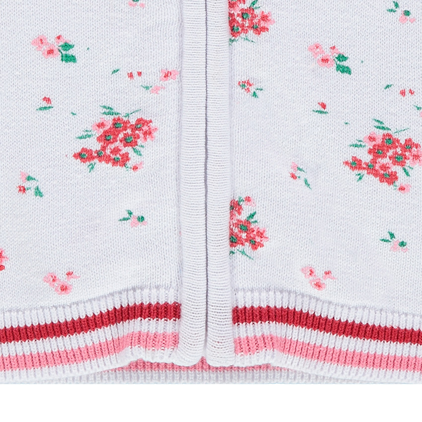 Gilet en tricot fin avec fleurs contrastées en jacquard 