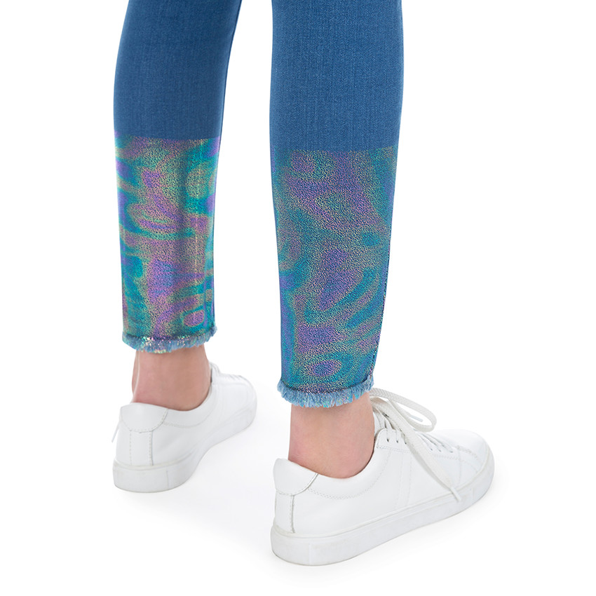 Jeans de grossesse 7/8ème avec enduction effet arc-en-ciel 