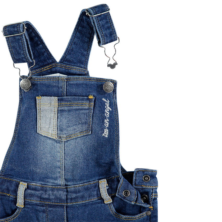 Salopette en jeans effet used avec badges fantaisie et broderies 