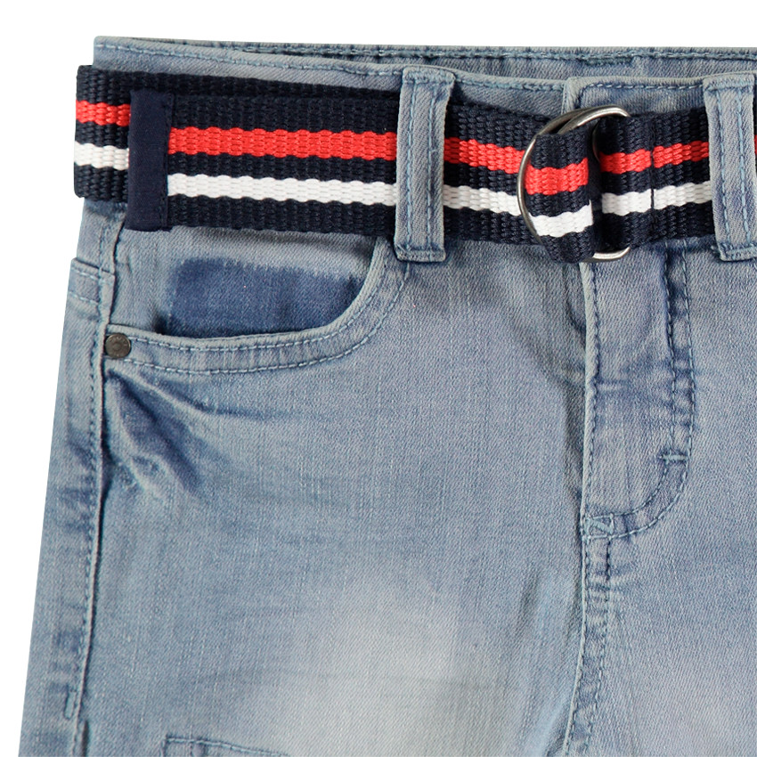 Bermuda en jeans effet used et crinkle avec ceinture amovible 