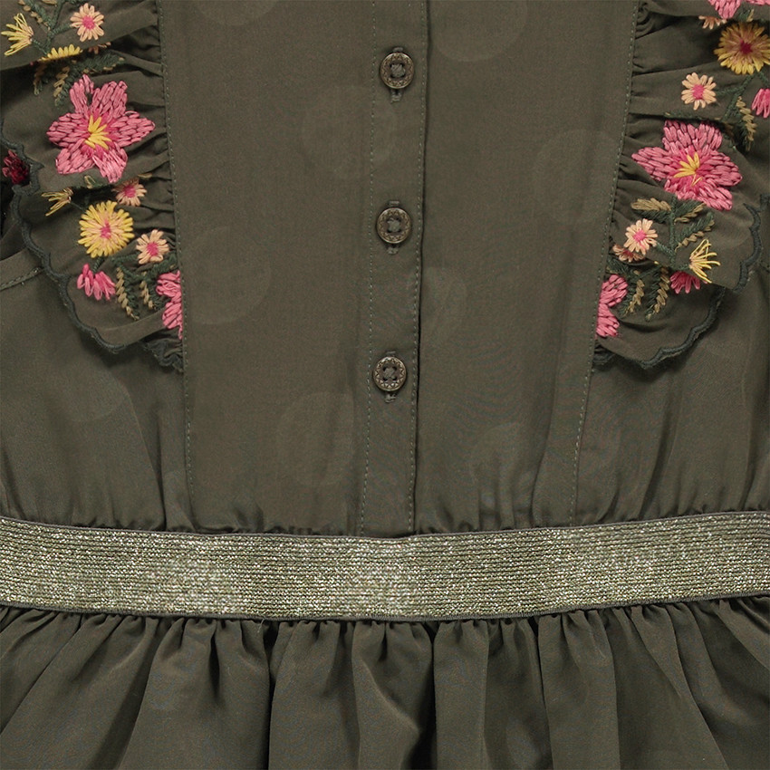 Robe en satin peau de pêche à manches volantées avec fleurs brodées. 