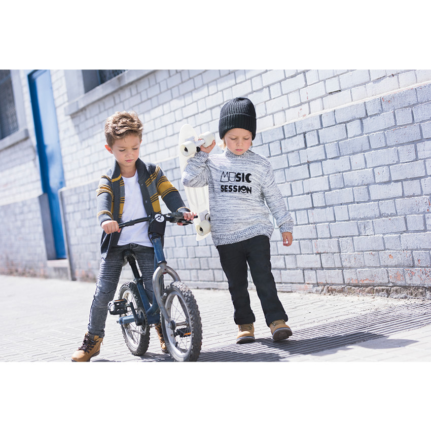 Pantalon droit uni avec poches zippées 