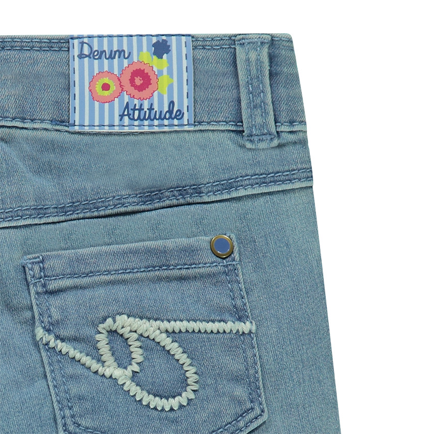 Jeans effet used avec déchirures sur les jambes 