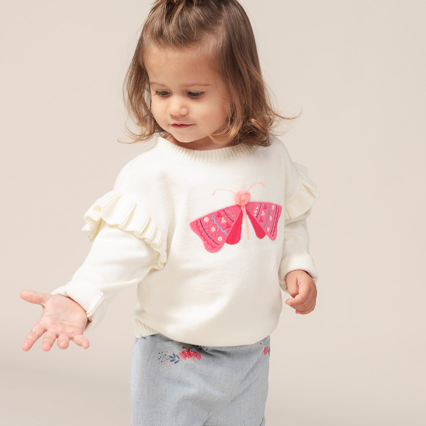 Pull en tricot fin à emmanchures volantées et papillon brodé 