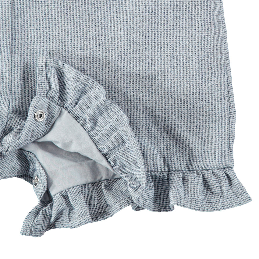 Salopette courtes en maille fantaisie à bretelles fines dorées et coeur patché 