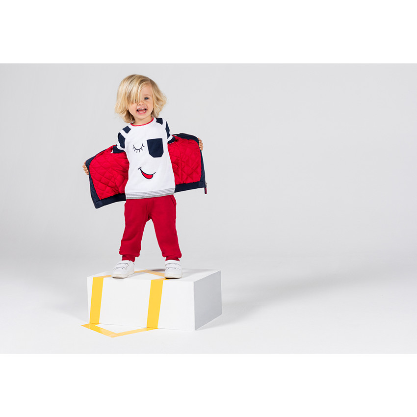 Pull en tricot avec détails brodés et poche plaquée 