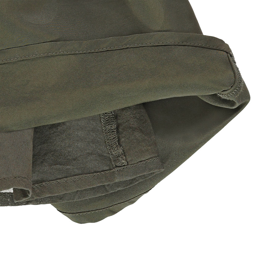 Robe en satin peau de pêche à manches volantées avec fleurs brodées. 