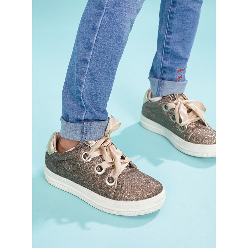 Baskets basses à paillettes et lacets satinés 