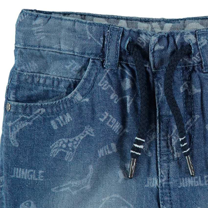 Bermuda en jeans effet used avec motifs animaux de la jungle all-over 